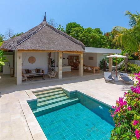 Villa Rasa Senang, With Private Cook And Pool كارانغاسِم المظهر الخارجي الصورة