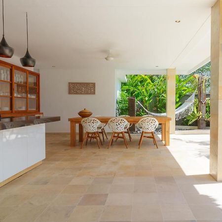 Villa Rasa Senang, With Private Cook And Pool كارانغاسِم المظهر الخارجي الصورة
