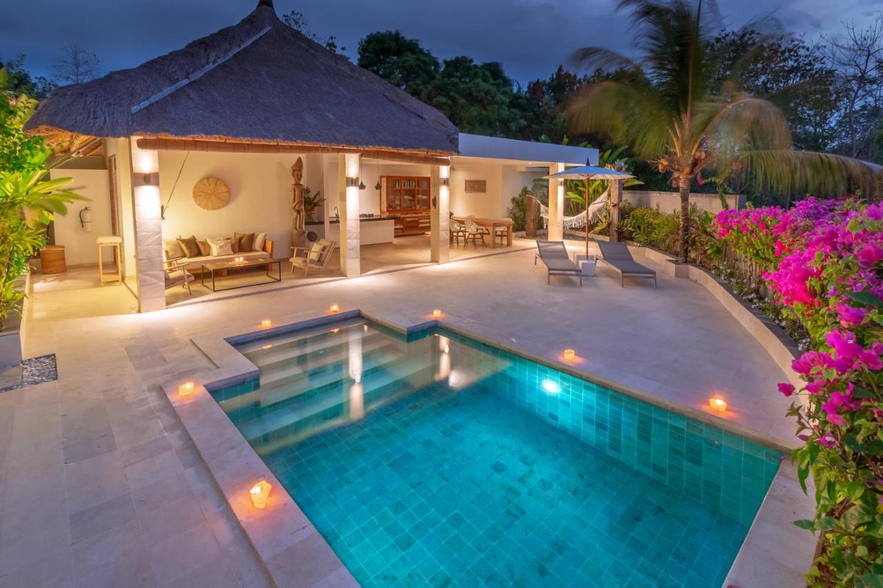 Villa Rasa Senang, With Private Cook And Pool كارانغاسِم المظهر الخارجي الصورة