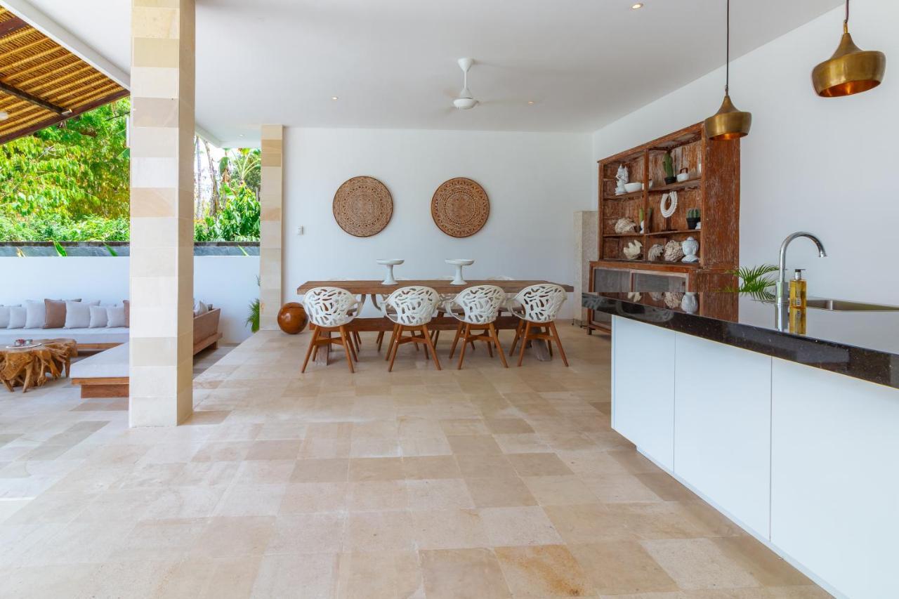 Villa Rasa Senang, With Private Cook And Pool كارانغاسِم المظهر الخارجي الصورة