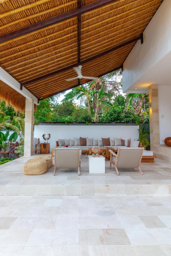 Villa Rasa Senang, With Private Cook And Pool كارانغاسِم المظهر الخارجي الصورة