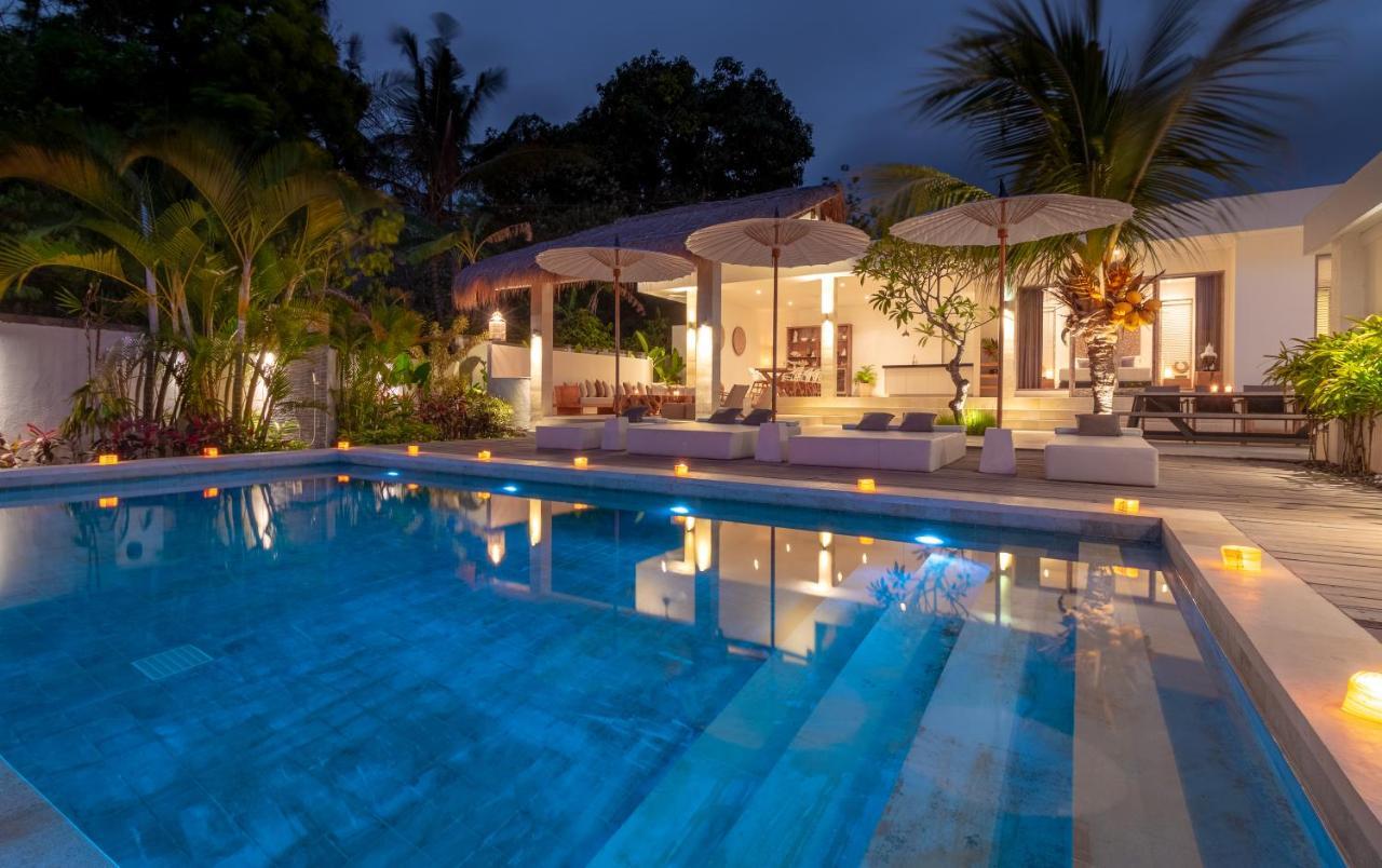 Villa Rasa Senang, With Private Cook And Pool كارانغاسِم المظهر الخارجي الصورة