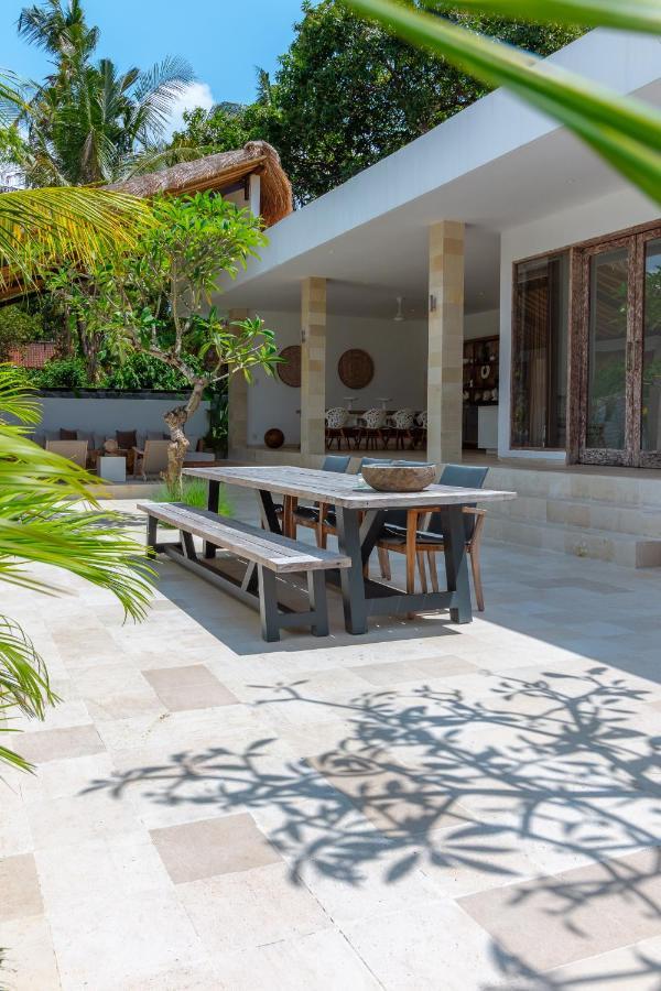 Villa Rasa Senang, With Private Cook And Pool كارانغاسِم المظهر الخارجي الصورة