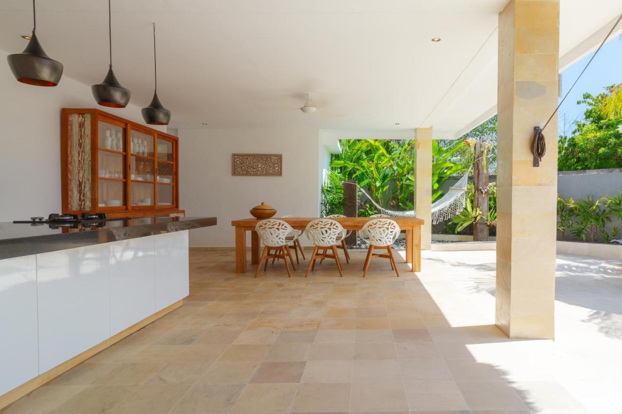 Villa Rasa Senang, With Private Cook And Pool كارانغاسِم المظهر الخارجي الصورة